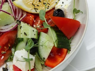 Griechischer Salat mit Feta-Käse und hausgemachter Sauce