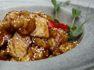 Gebackene Aubergine in Unagi-Sauce mit Sesam 