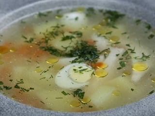 Hühnerbrühe mit Nudeln und Wachtelei