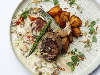 Kalbsmedaillons mit Garnelen und gebackenen Kartoffeln