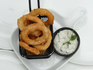 Frittierte Zwiebelringe mit Tartarsauce