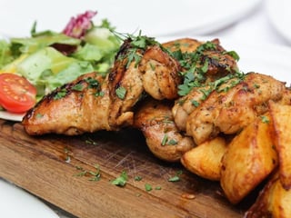Hähnchenschaschlik (serviert mit Bauernkartoffeln)