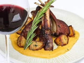 Lammkarree mit Gemüsemousse und Kartoffeln