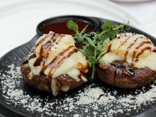 Gebackene Pilze mit Garnelen und Käse