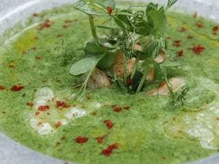 Cremesuppe aus Spinat mit Garnelen 