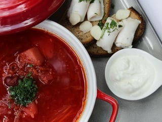 Roter Borschtsch mit Rindfleisch