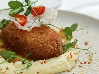Schnitzel nach Kyiv, serviert mit Kartoffelpüree