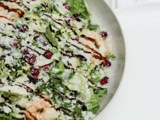 Salat mit Garnelen, Avocado und Granatapfel auf gemischtem Salat
