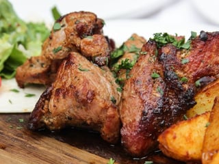 Schweineschaschlik (serviert mit Bauernkartoffeln)