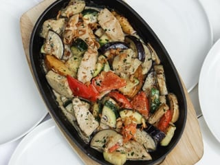 Heiße Bratpfanne mit Hühnchen