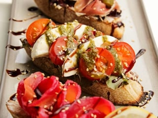 Bruschetta-Trio – mit Parmaschinken, mit Lachs und „Caprese“ 