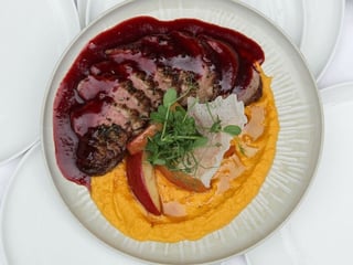 Entenbrust mit Äpfeln und Süßkartoffelpüree mit Beerensauce
