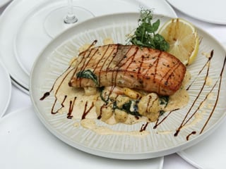 Gegrillter Lachs mit Gemüse und Sahnesauce