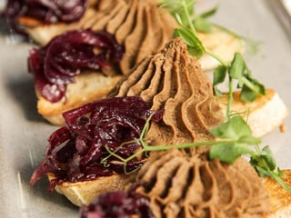Hühnerleberpastete mit Beerensauce und Croutons