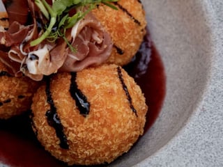 Käsekroketten in Teig mit Beerensauce