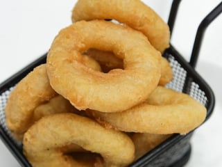 Frittierte Tintenfischringe mit Tartarsauce