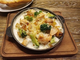 Patate al forno з лососем та броколі