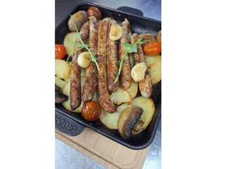 Сковорідочка на двох з ковбасками