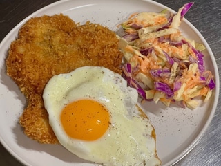 Шніцель з салатом коул-слоу