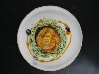 Стейк з лосося на подушці з вершковим рисом