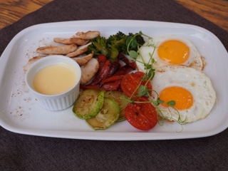 Яєшня з куркою та овочами гриль
