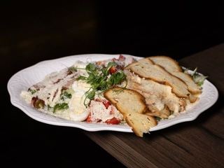Салат Цезар із  пряною куркою
