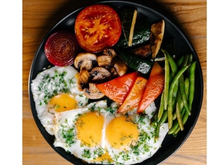 Яєчня з овочами