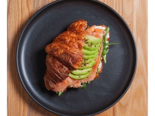 Круасан з лососем