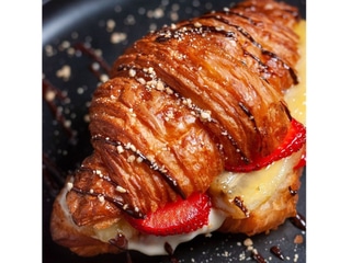 Круасан з бананом та полуницею