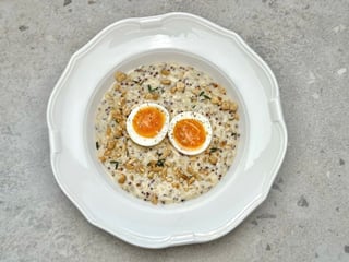 Вівсянка з кіноа, сиром та трюфельною олією