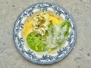 Омлет з авокадо та страчателою