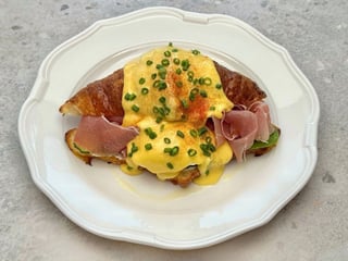 Яйця Бенедикт з прошутто крудо