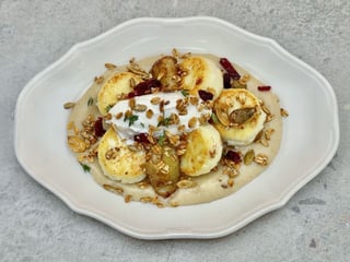 Незабутні сирники з печеним бананом та заварним кремом