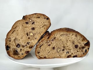 Хліб з родзинками та горіхами