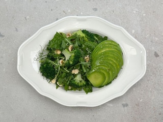 Салат з авокадо та броколі