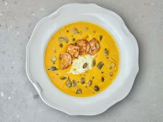 Гарбузовий крем-суп з креветками та страчателою