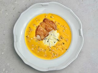 Гарбузовий крем-суп з куркою та страчателою