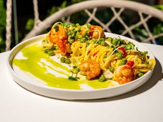 SPAGHETTI AGLIO, OLIO E PEPERONCINO CON PISELLI