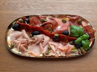 Мясні делікатеси з оливками та каперсами
