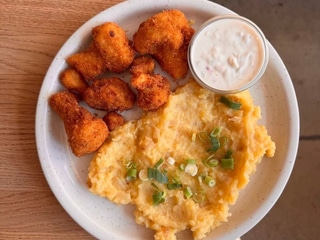 Smažený květák se šťouchanými bramborami