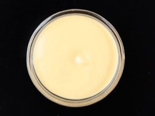 Česneková mango mayo