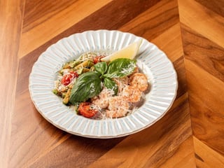 Креветки із печеними овочами
