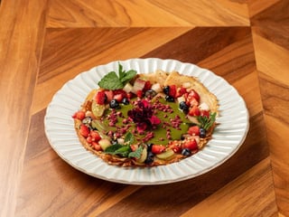 Млинці із полуницею та фісташковим соусом