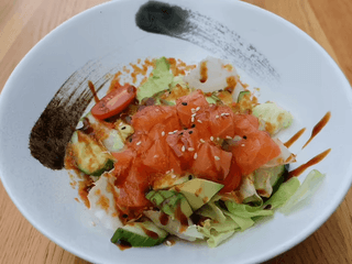 Sakeavokado salad