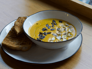 Гарбузовий крем-суп з сиром дорблю