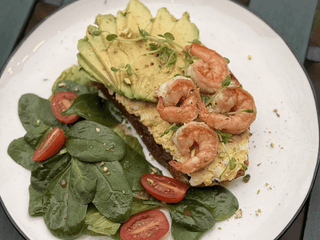 Авокадо тост з креветками, яйцем та міксом салату