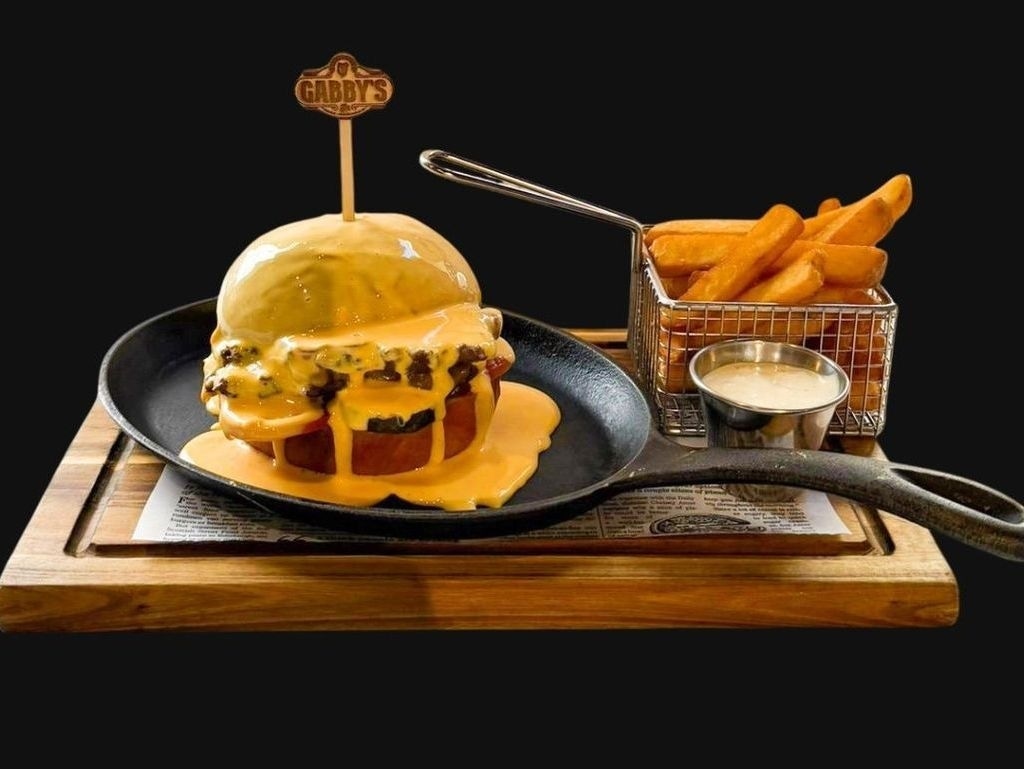 THE GOLDEN G.O.A.T. SMASH BURGER, FRIES & HOMEMADE TARTAR SAUCE