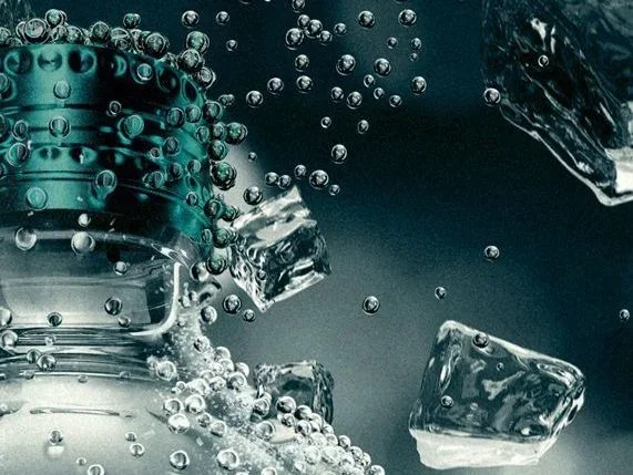 Обливання мінеральною водою у бані