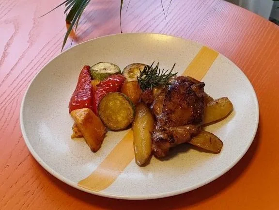 Стегно куряче з грушею у винному соусі