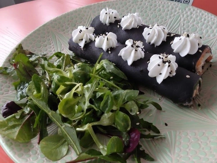 Млинці з чорнилом каракатиці та лососем з кремом філадельфія